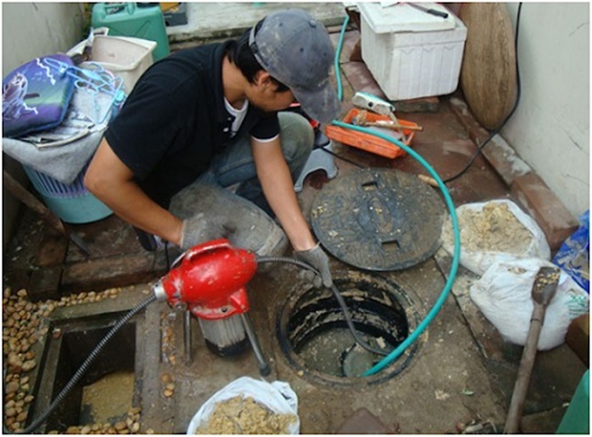 thợ th&ocirc;ng cống nghẹt