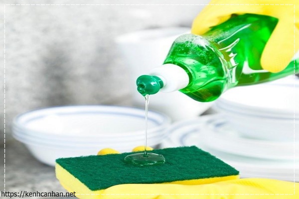 l&agrave;m sạch tường nh&agrave; bếp