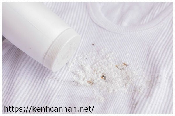 tẩy vết dầu mỡ tr&ecirc;n quần &aacute;o bằng baking soda