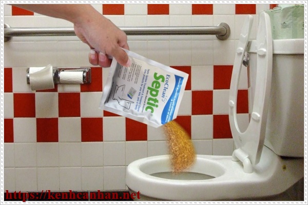 Sử dụng h&oacute;a chất để khử m&ugrave;i h&ocirc;i của bồn cầu