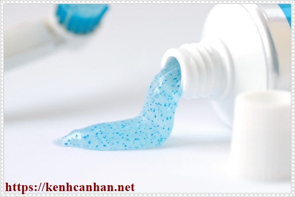 Bồn rửa mặt bị nghẹt do kem đ&aacute;nh răng