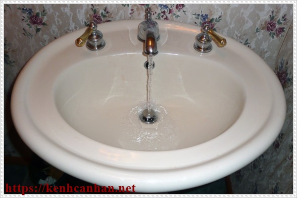 Bồn rửa mặt bị nghẹt g&acirc;y ảnh hưởng đến sinh hoạt