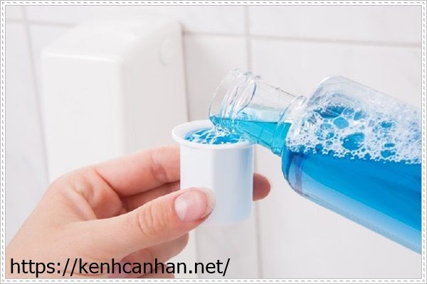 tẩy vết dầu mỡ tr&ecirc;n quần &aacute;o bằng cồn