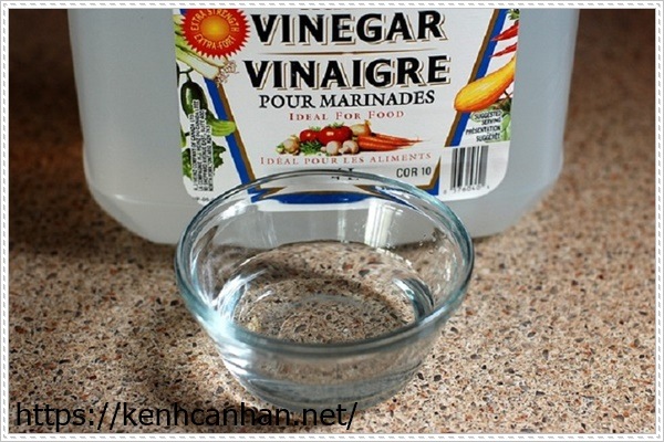 C&aacute;ch tẩy vết dầu mỡ tr&ecirc;n quần &aacute;o bằng giấm