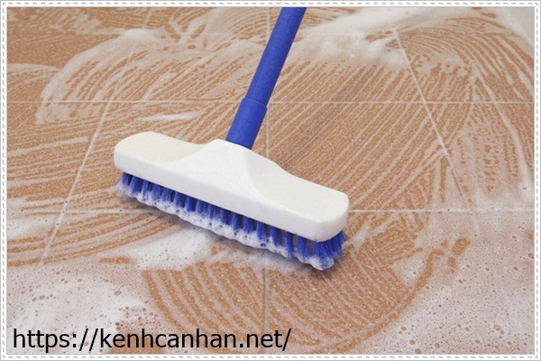 l&agrave;m sạch s&agrave;n nh&agrave; bằng chất tẩy rửa