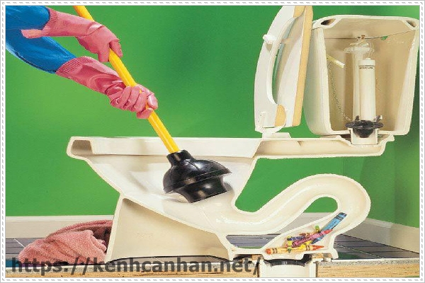 L&agrave;m thế n&agrave;o để sử dụng pittong th&ocirc;ng bồn cầu nghẹt