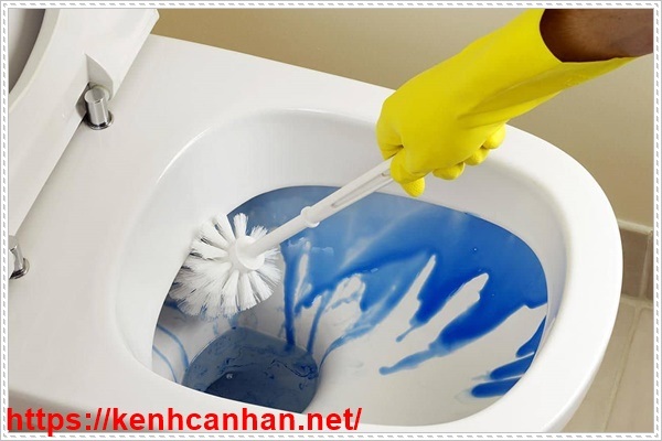 Khử m&ugrave;i h&ocirc;i của bồn cầu bằng c&aacute;ch cọ rửa hằng ng&agrave;y