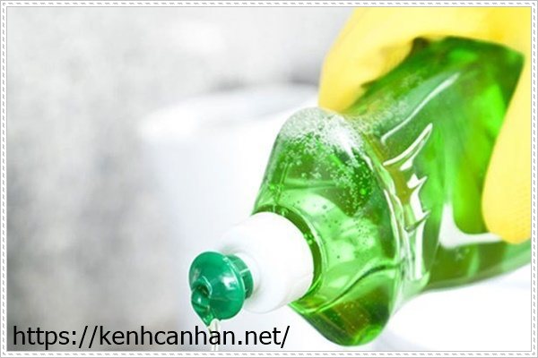 tẩy vết dầu mỡ tr&ecirc;n quần &aacute;o bằng nước rửa ch&eacute;n