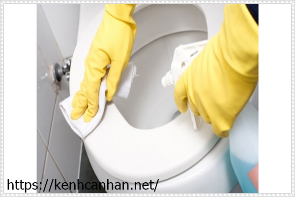 th&ocirc;ng bồn cầu bằng băng d&iacute;nh