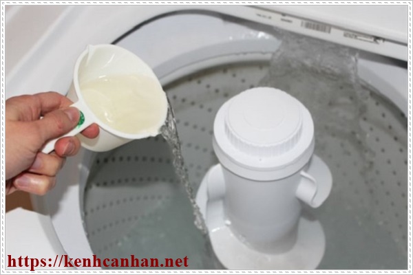 Vệ sinh m&aacute;y giặt bằng nước javel c&oacute; tốt kh&ocirc;ng