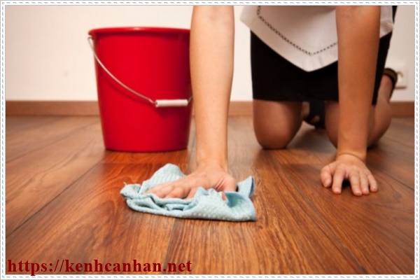 Vệ sinh s&agrave;n gỗ bằng nước ấm
