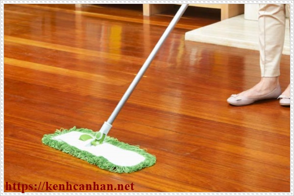 Vệ sinh s&agrave;n gỗ đ&uacute;ng c&aacute;ch