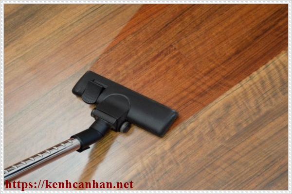 Vệ sinh s&agrave;n gỗ bằng m&aacute;y b&uacute;t bụi