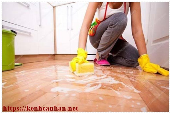 Kh&ocirc;ng n&ecirc;n sử dụng thuốc tẩy để vệ sinh s&agrave;n gỗ