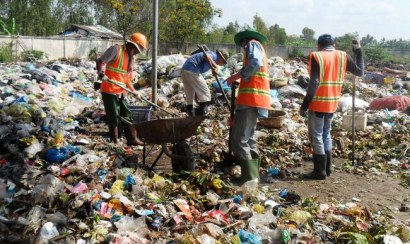 Dịch vụ thu gom rác thải công nghiệp Trí Bảo giá rẻ, an toàn, sạ