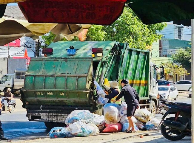 Dịch vụ thu gom r&aacute;c thải sinh hoạt cho c&aacute;c khu chung cư